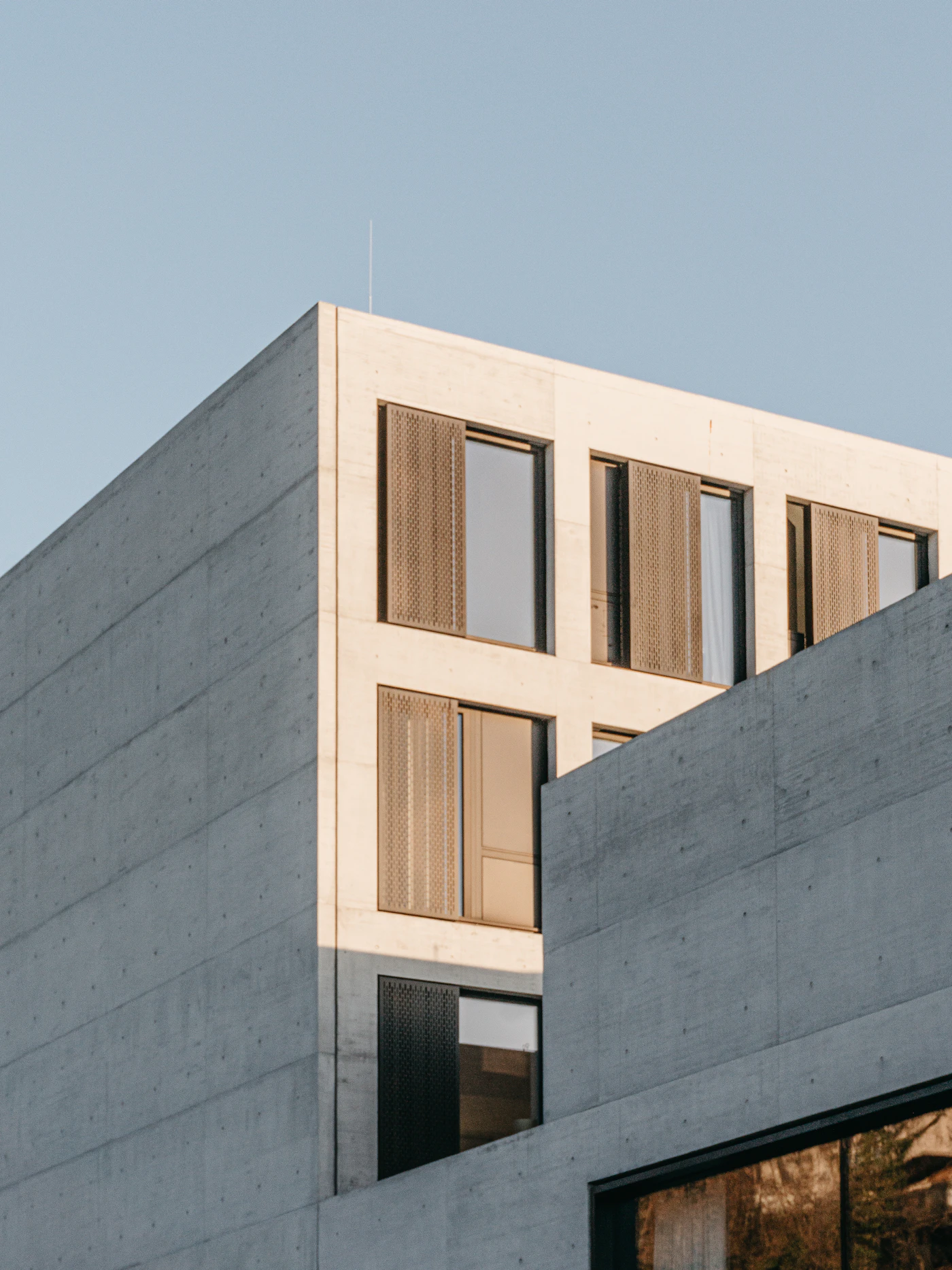 Modernes Gewerbegebäude mit Betonfassade und Schattenwurf, Symbolbild