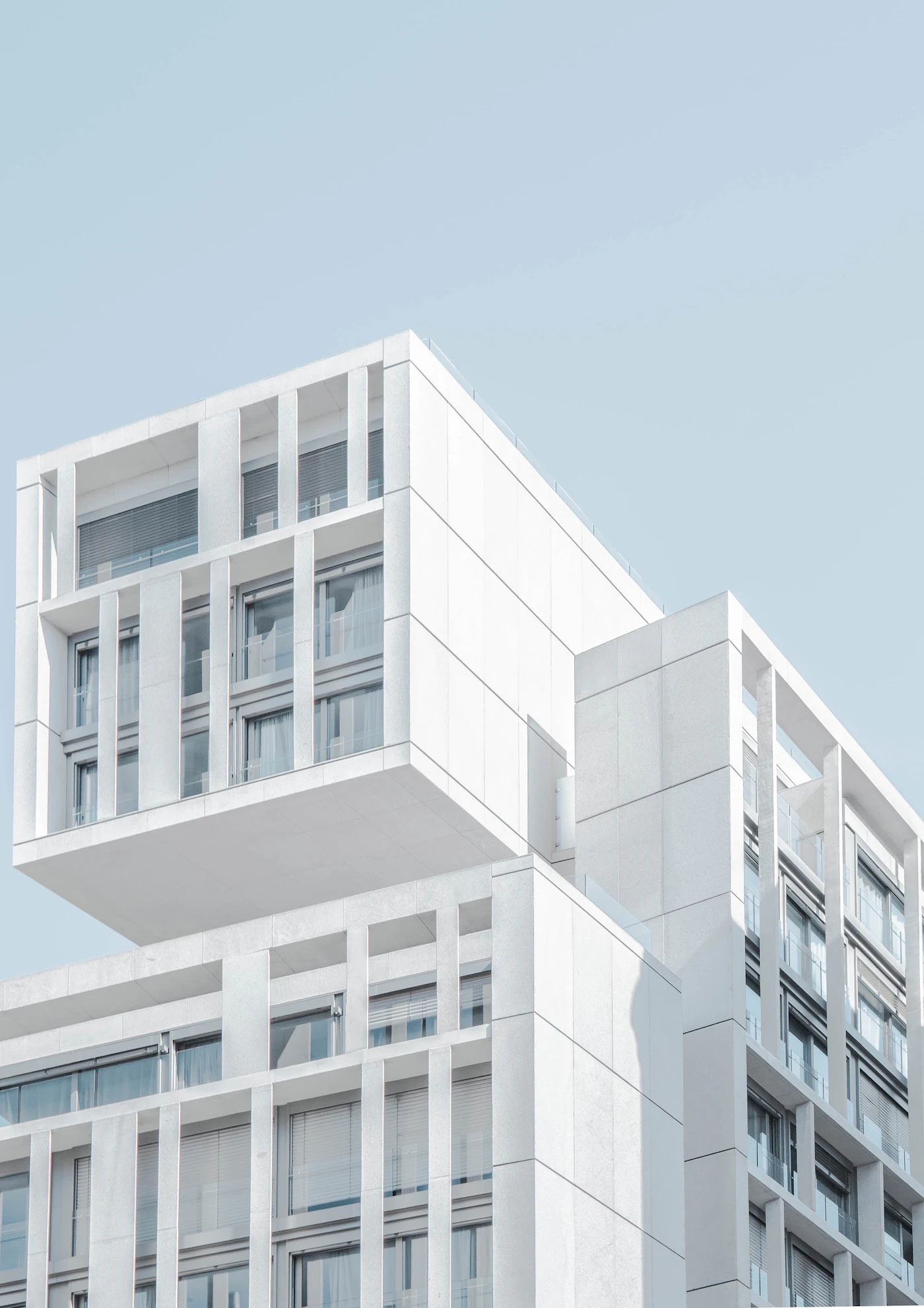 Weißes modernes Gebäude mit geometrischer Fassadengestaltung, Symbolbild