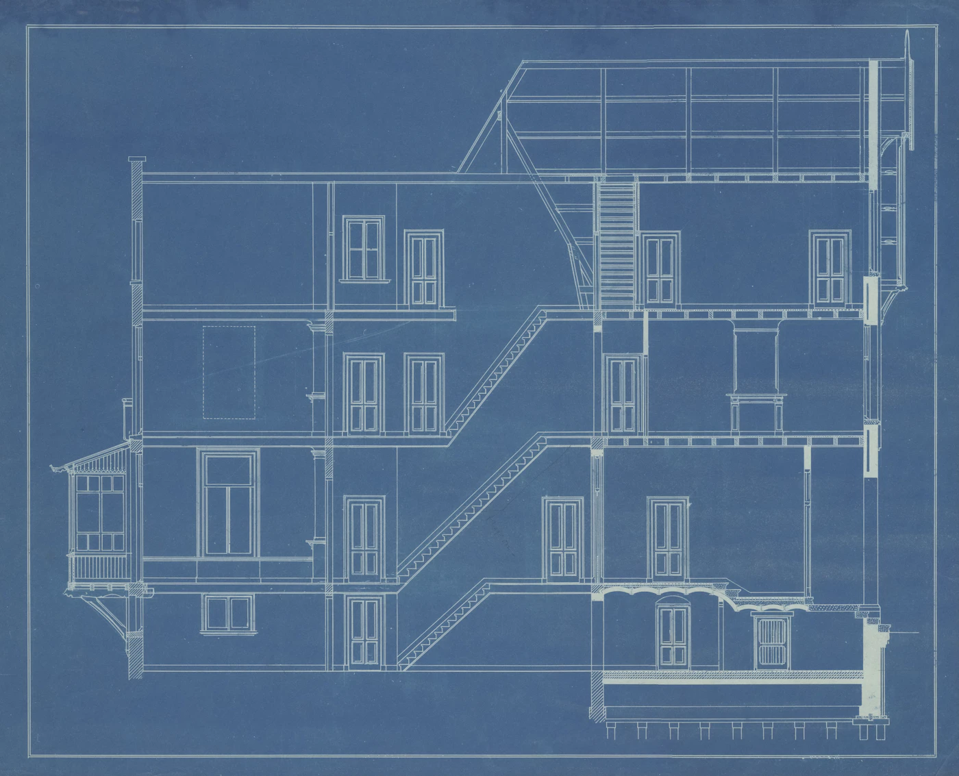 Historische Architekturzeichnung mit Grundriss und Ansichten auf Papier